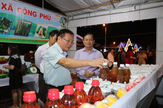 Phó Bí thư Tỉnh ủy tham quan sản phẩm nông sản bán tại phiên chợ