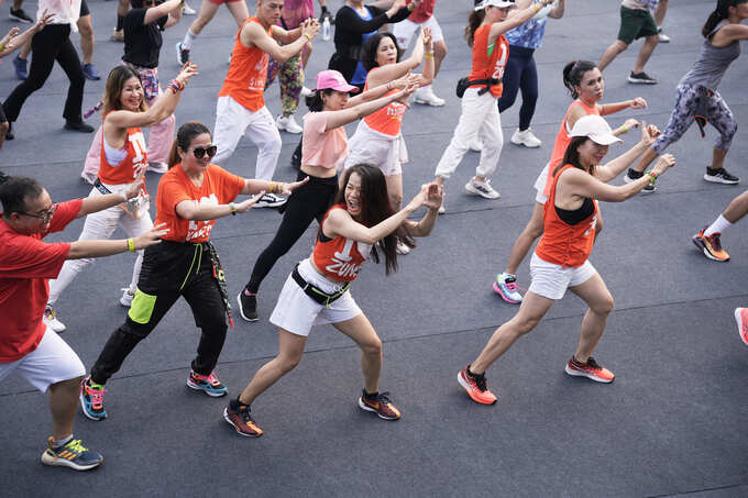  Hàng trăm người cùng hòa nhịp tại lớp Zumba Fiesta