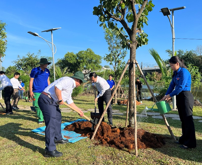 Lãnh đạo TP. Cần Thơ trồng cây xanh