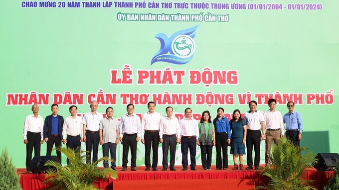 Các đại biểu chụp ảnh lưu niệm tại Lễ phát động