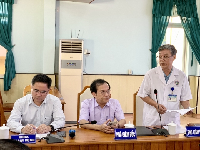 ThS.BS Nguyễn Tấn Phúc - Phó Giám đốc Bệnh viện Đa khoa tỉnh báo cáo tại buổi giám sát (ảnh: Như Nguyện)