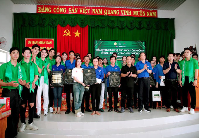 Nhà báo Chu Thị Loan, Trưởng ban cố vấn Lễ hội văn hóa Măng Đen, Giám đốc Trung tâm Truyền thông sự kiện Tạp chí Sức Khỏe Cộng Đồng (mặc áo màu trắng) cùng đại diện lãnh đạo Hội Giáo dục chăm sóc sức khỏe cộng đồng Việt Nam, Thành đoàn thành phố Phan Thiết và các thành viên Hành trình bảo vệ sức khỏe cộng đồng lần thứ IV