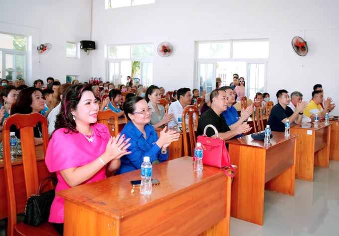 Các doanh nhân và nghệ sỹ cùng đến tham dự góp sức cho hành trình