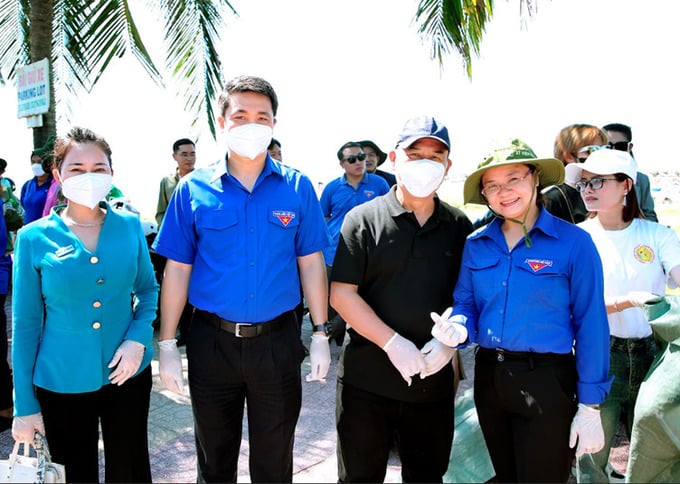 Ông Vũ Việt Anh- Phó Chủ tịch Hội Giáo dục chăm sóc sức khỏe cộng đồng Việt Nam và bà Phan Thị Thu Hằng – Bí thư Thành đoàn thành phố Phan Thiết  tại con đường ven biển Nguyễn Đình Chiểu và bãi đá Ông Địa