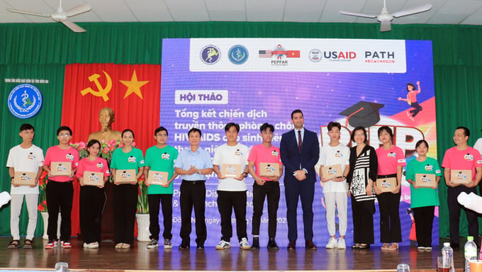 Đại diện ngành Y tế tỉnh Đồng Nai và tổ chức USAID tặng tài liệu cho các tình nguyện viên của chiến dịch PrEP4U