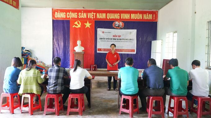 Diễn tập tình huống chuyển tuyến bà mẹ đang mang thai có các dấu hiệu nguy hiểm tại thôn 9, xã Cư Kroá