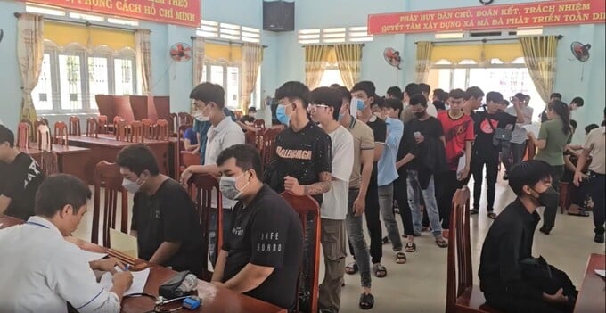 Thanh niên địa phương tham gia khám nghĩa vụ quân sự