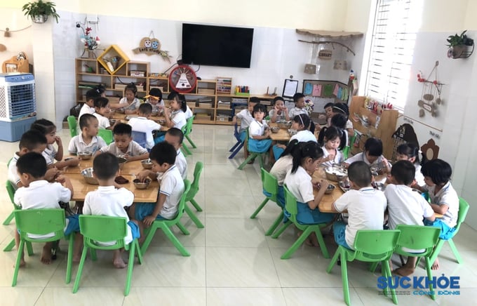 Học sinh lớp 5 tuổi, trường mầm non Nhi Đức trong bữa cơm trưa