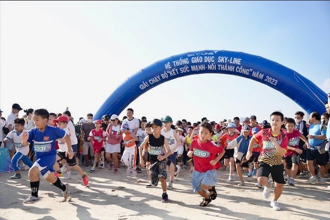 Các em học sinh tham gia đường chạy ven biển