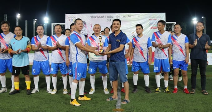 Ông Bùi Văn Phúc - Phó ban tổ chức trao Cúp cho đội Á Quân King Ball