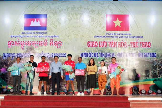 Tỉnh Long An trao hoa, quà cho đại diện huyện Chanh Tria, tỉnh Svay Rieng