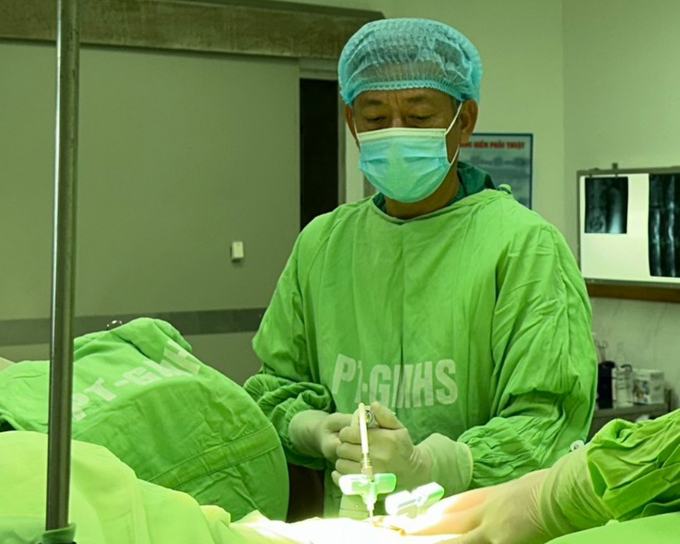 Bác sĩ thực hiện phương pháp bơm xi măng sinh học vào thân sống cho bệnh nhân (ảnh: HNĐ)