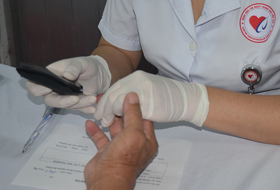 Người bệnh đái tháo đường khi mắc sốt xuất huyết cần uống đầy đủ thuốc và đo đường huyết ít nhất 2 lần/ngày (ảnh: CDC Cần Thơ)