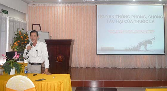 BS.CKI Trường Quốc Chiến - Trưởng Khoa Truyền thông – GDSK, CDC Cần Thơ, truyền thông về phòng chống tác hại thuốc lá.