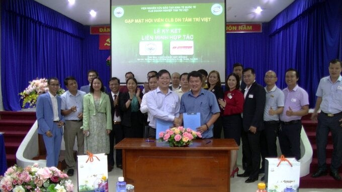 Tiến sĩ Trần Quý và Thạc sĩ Trịnh Đình Dương – Chủ nhiệm CLB doanh nhân Tâm Trí Việt ký hợp tác về công tác truyền thông cho CLB
