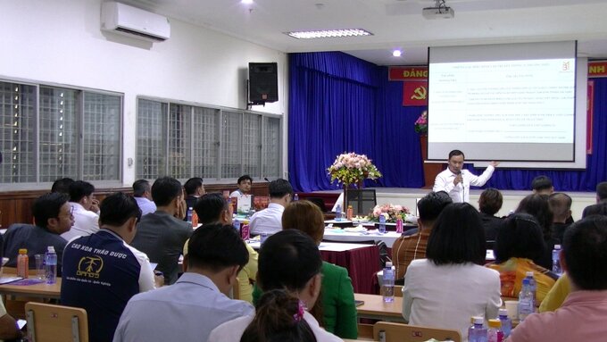 Tiến sĩ Đỗ Văn Phú trình bày chủ đề truyền thông và xây dựng thương hiệu đưa doanh nghiệp vươn tầm bay xa