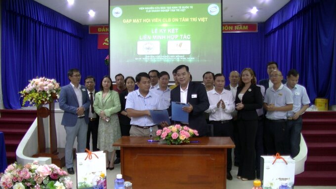 Tiến sĩ Trần Đức Thanh – Phó viện trưởng – Viện Phát triển Kinh Tế Số Việt Nam ký kết hợp tác với CLB Tâm Trí Việt về đồng hành tư vấn, hỗ trợ chuyển đổi số cho doanh nghiệp