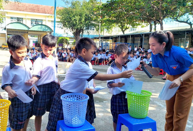 Sở Tài nguyên và Môi trường phối hợp tổ chức hướng dẫn phân loại rác thải sinh hoạt tại nguồn