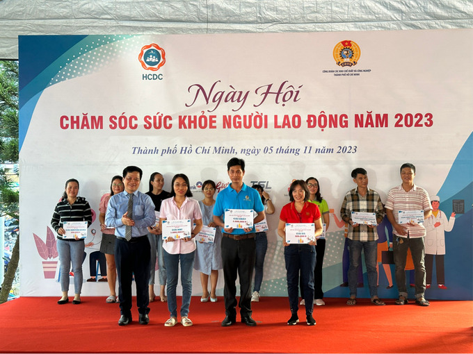 Người lao động nhận giải thưởng trong Hội thi tuyên truyền sức khoẻ