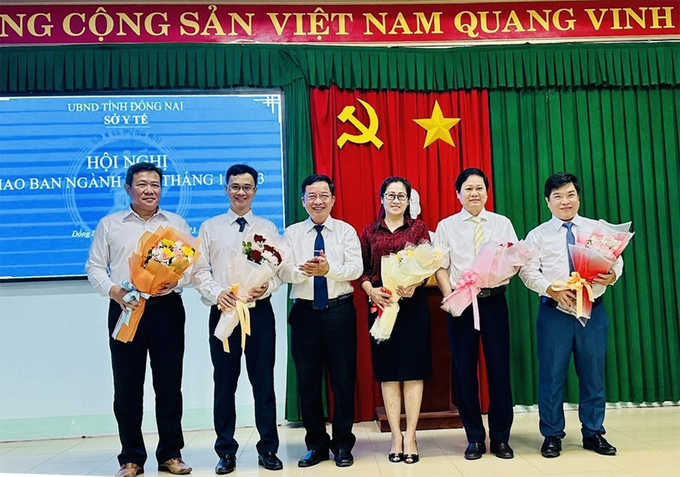 BS.CKII Lê Quang Trung - Giám đốc Sở Y tế tặng hoa cho một số cán bộ vừa được bổ nhiệm mới
