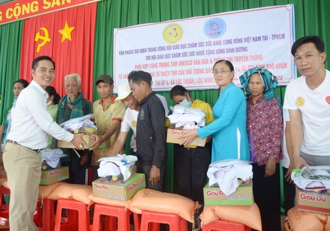 Trao quà thiện nguyện đối tượng bảo trợ xã hội, người nghèo, hộ gia đình có hoàn cảnh khó khăn trên địa bàn xã