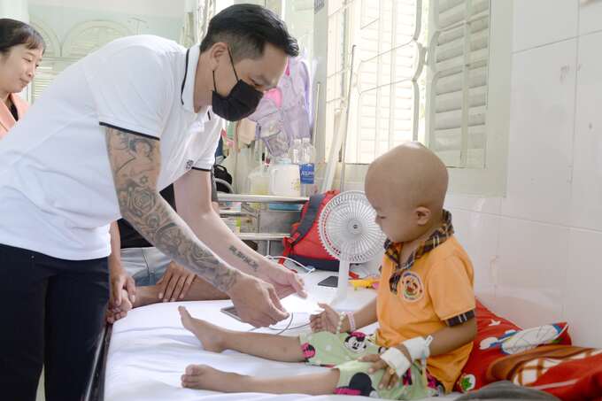 Một số hình ảnh phóng viên Văn phòng đại diện Tạp chí Sức Khỏe Cộng Đồng và đại diện giải bóng đá trao tiền viện phí cho các bé