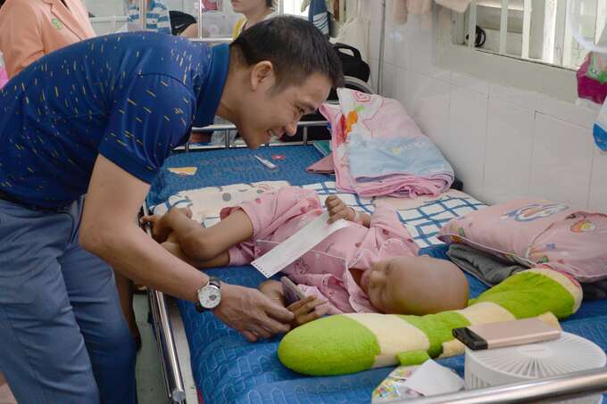 Một số hình ảnh phóng viên Văn phòng đại diện Tạp chí Sức Khỏe Cộng Đồng và đại diện giải bóng đá trao tiền viện phí cho các bé