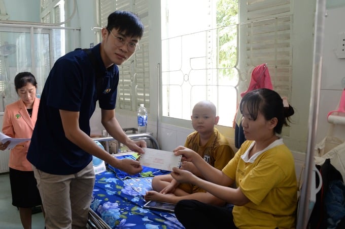 Một số hình ảnh phóng viên Văn phòng đại diện Tạp chí Sức Khỏe Cộng Đồng và đại diện giải bóng đá trao tiền viện phí cho các bé