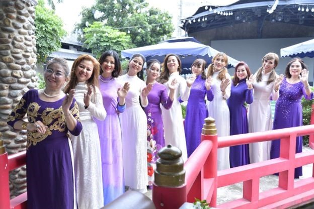 Nhà giáo, doanh nhân Mười Lê (đầu tiên từ phải qua) cùng tập thể giáo viên và học trò trong buổi họp chuẩn bị sự kiên ngày 16/11