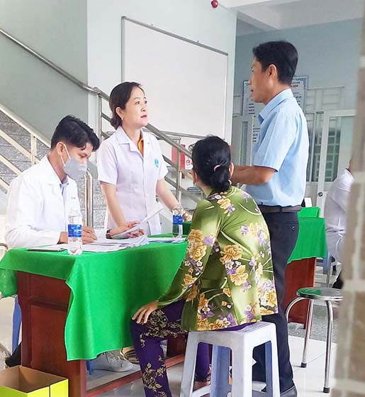 Đoàn thu thập thông tin của người dân tại xã được chọn điều tra