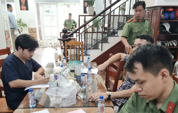 Chiến sĩ Phòng An ninh Chính trị nội bộ - Công an TPHCM khai thác nhanh “Mr Lee” và các đối tượng liên quan (Ảnh: SYT)