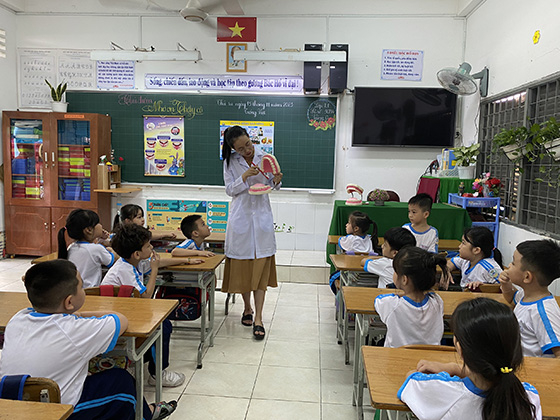 Học sinh được tuyên truyền, hướng dẫn cách chải răng đúng cách