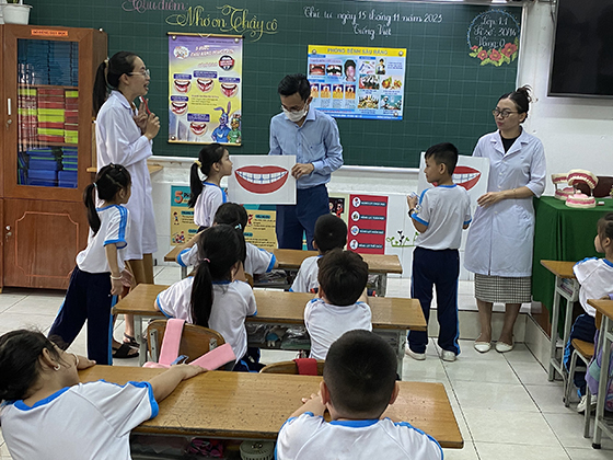 Các em học sinh tham gia thử thách chải răng đúng cách