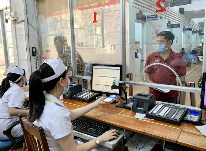Người dân sử dụng ứng dụng VssID số khi đi khám chữa bệnh BHYT (ảnh: Như Nguyện)