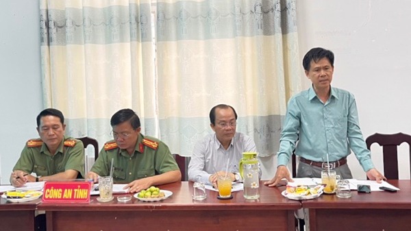 Ông Đặng Văn Bình (đứng) - Phó Chi cục trưởng Chi cục ATVSTP Kiên Giang thông tin về việc hàng loạt học sinh bị ngộ độc thực phẩm 