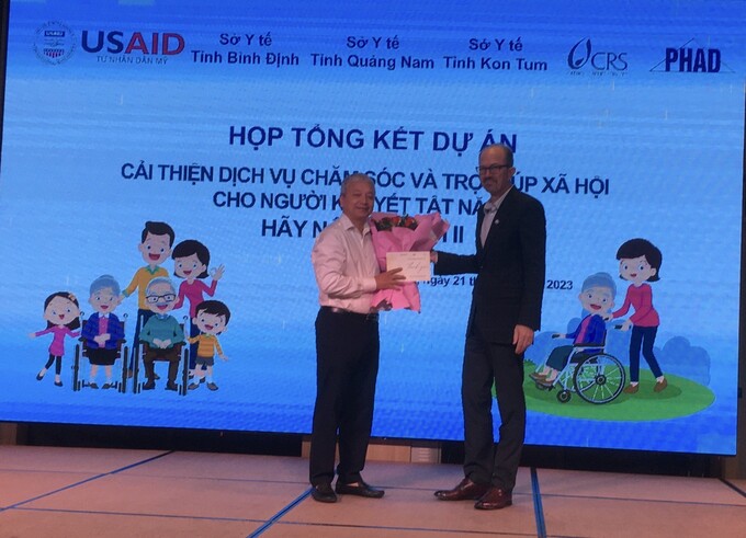 Đại diện USAID tặng hoa cho Sở Y tế