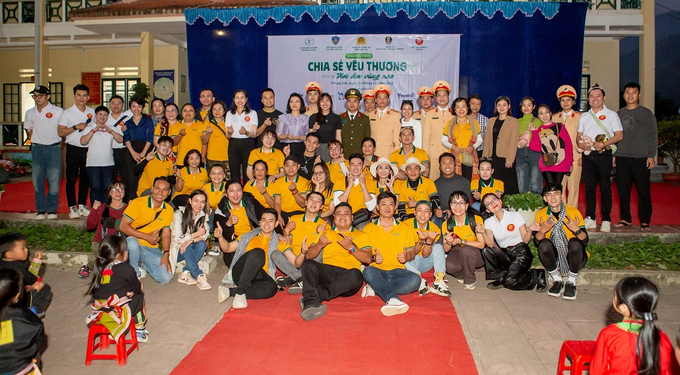 Đoàn thiện nguyện chụp hình lưu niệm cùng các đơn vị