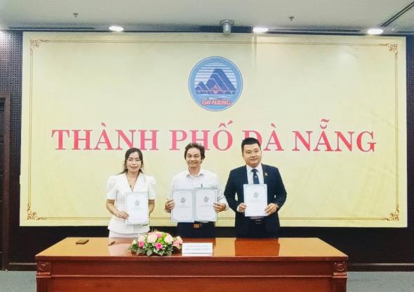 Ông Huỳnh Văn Hậu – Phó Chủ tịch Công đoàn ngành y tế ký kết thỏa thuận hợp tác chương trình “Phúc lợi cho đoàn viên công đoàn” với Công ty Cổ phần Nasaco và Công ty TNHH Madlatec