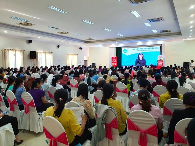 Hội viên tại một điểm cầu Bến Tre, tham gia tập huấn kĩ năng mềm trong khuôn khổ Chương trình