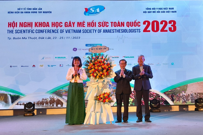Bà H’Yim Kđoh - Phó chủ tịch UNBD tỉnh Đắk Lắk đại diện ngành y tế tặng hoa chúc mừng hội nghị