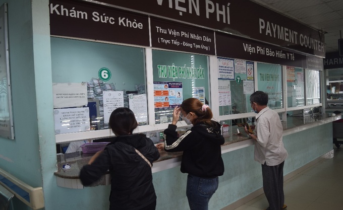 Người bệnh và người nhà người bệnh thanh toán chi phí khám chữa bệnh bằng các phương thức thanh toán không dùng tiền mặt tại bệnh viện Đa khoa tỉnh Kon Tum
