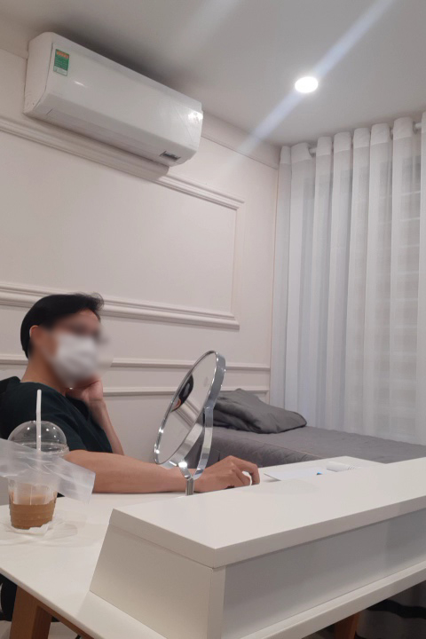 Người đàn ông tên Sang xưng là bác sĩ da liễu tâm sự với khách hàng về bác sĩ chịu trách nhiệm chuyên môn kỹ thuật của phòng khám da liễu La Grace