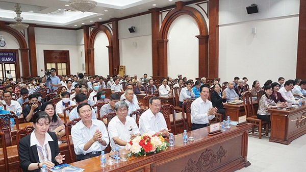Đại biểu tham dự họp mặt