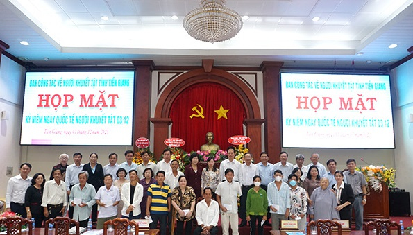 Đại biểu chụp ảnh lưu niệm cùng người khuyết tật tỉnh Tiền Giang