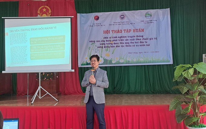 Nhà báo Vũ Mạnh Cường - Giám đốc Trung tâm Truyền thông GDSK Trung ương chia sẻ với đại biểu về giá trị của xây dựng, phát triển vùng trồng dược liệu (ảnh: Kim Oanh)