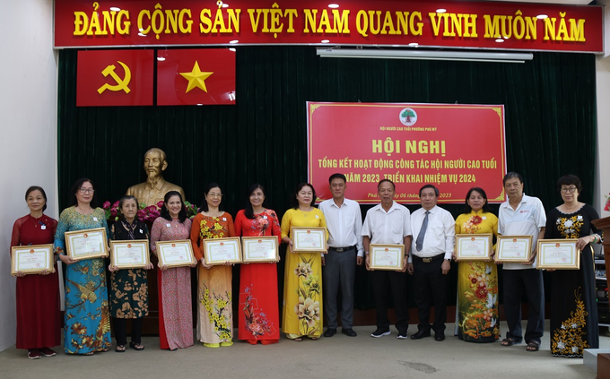 Ông Cao Quốc Bình - Bí thư Đảng ủy phường Phú Mỹ, quận 7, TP. HCM trao giấy khen cho các tập thể