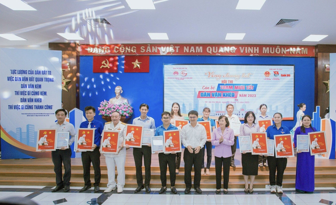 Nguyên Phó bí thư Thành ủy TP. HCM Phạm Phương Thảo và Trưởng Ban Dân vận Thành ủy TP. HCM Nguyễn Mạnh Cường trao giấy chứng nhận đến các thí sinh tiêu biểu tham gia hội thi