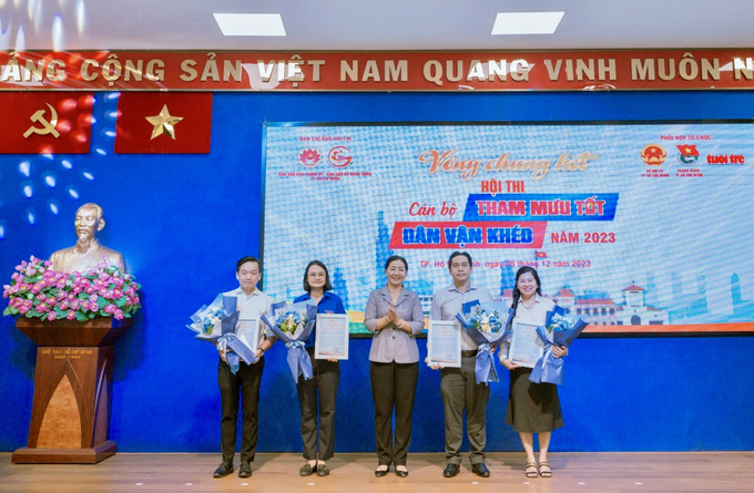 Phó Trưởng Ban Thường trực Ban Dân vận Thành ủy TP. HCM Nguyễn Thị Bạch Mai trao thư cảm ơn cho các đơn vị đồng hành