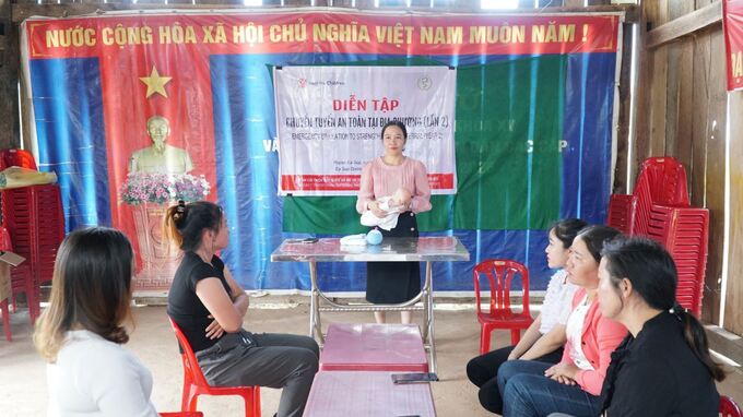 Giảng viên hướng dẫn một số kỹ thuật sơ cấp cứu cho trẻ sơ sinh tại buổi diễn tập (ảnh: Quang Nhật)