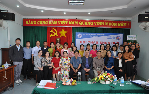 Các đại biểu chụp hình lưu niệm tại hội thảo